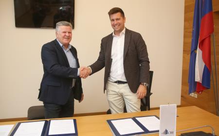 PODPIS POGODBE DOLENJE JEZERO 14 FOTO LJUBO VUKELIČ